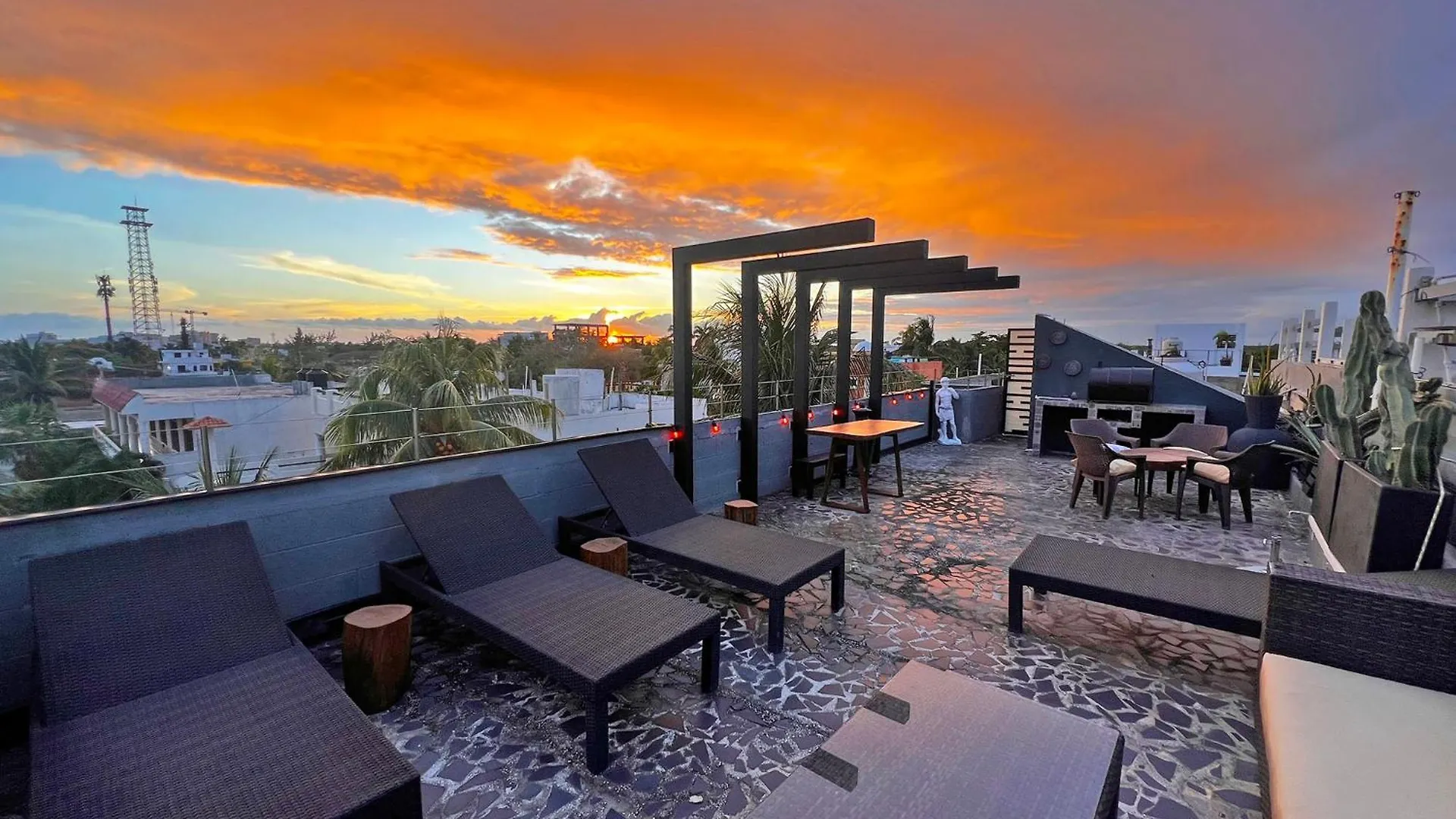 Beachside Oasis ! Spacious ½ Block From The Beach Пуэрто-Морелос 0*,  Мексика