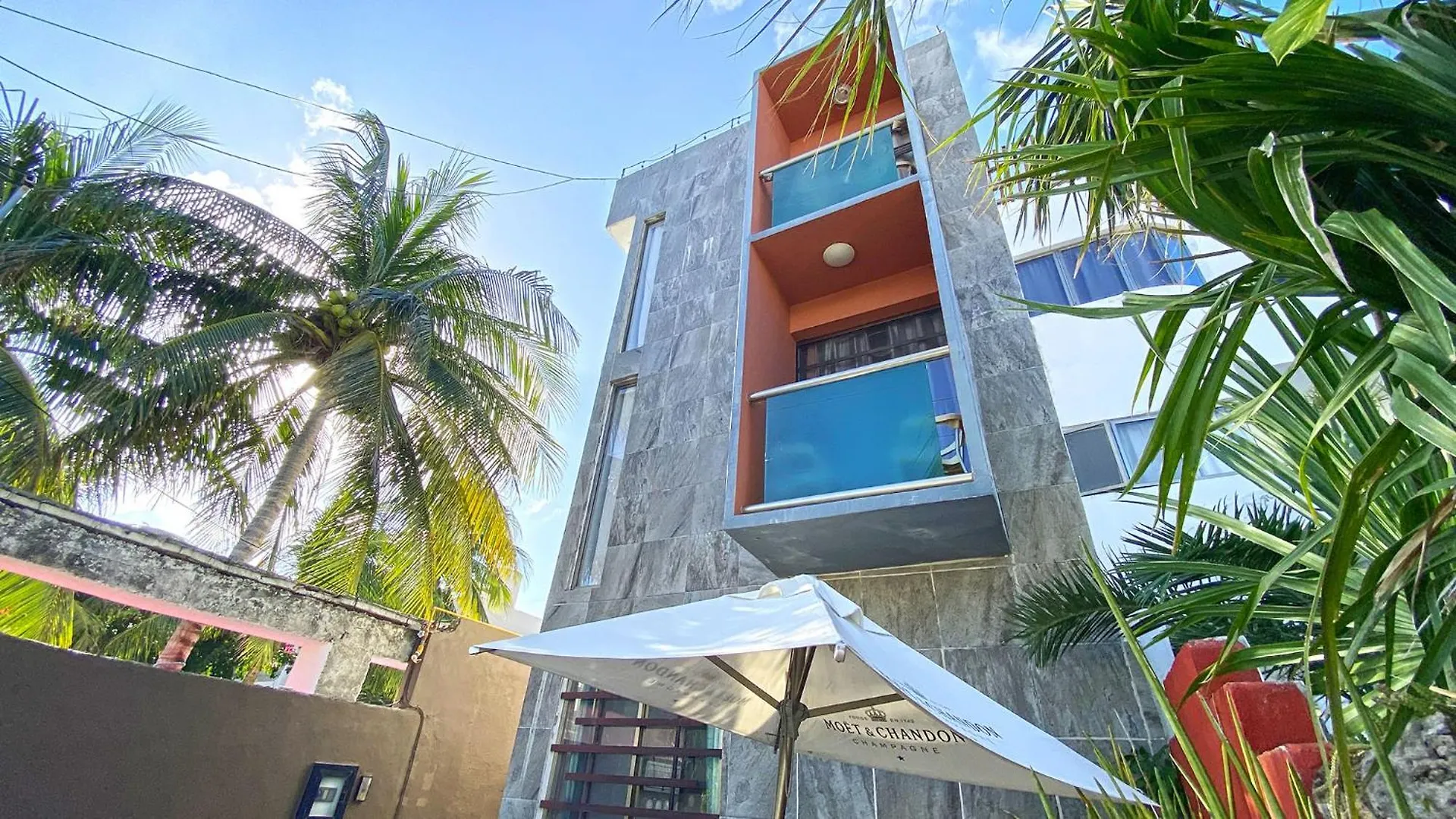 Апартаменты Beachside Oasis ! Spacious ½ Block From The Beach Пуэрто-Морелос