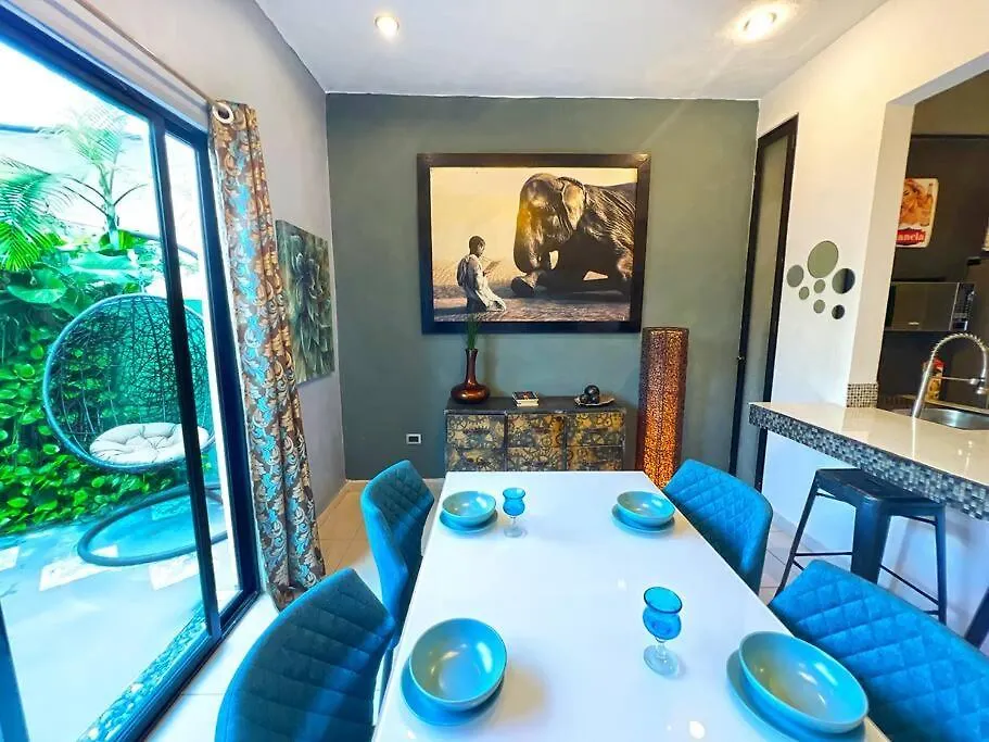 Beachside Oasis ! Spacious ½ Block From The Beach بويرتو موريلوس شقة