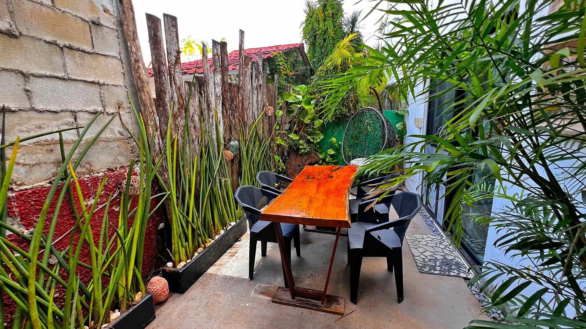 Beachside Oasis ! Spacious ½ Block From The Beach بويرتو موريلوس المكسيك